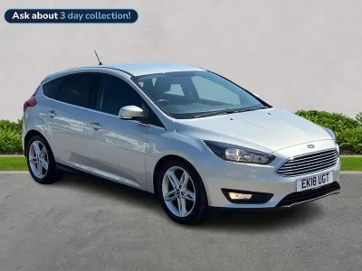 Usado Ford Focus Zetec 120 CV (88 kW) 2018 Plateado Utilitario