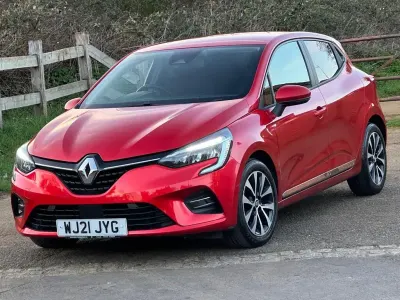 Used Renault Clio Iconic 85 HP (62 kW) 2021 Red Hatchback