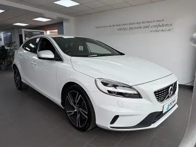 Usado Volvo V40 R-Design Pro 152 HP (111 kW) 2018 Branco Citadino