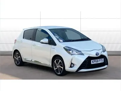 Used Toyota Yaris 100 HP (73 kW) 2018 White Hatchback