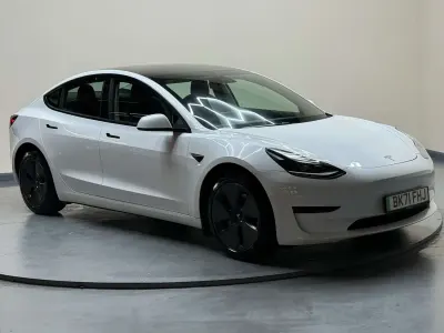 Używany Tesla Model 3 Standard Range 208 kW (283 KM) 2021 Biały Sedan/Limuzyna