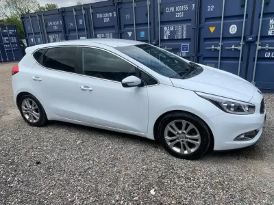 Begagnad Kia Ceed 2012 Vit Halvkombi