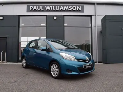 Used Toyota Yaris 101 HP (74 kW) 2013 Blue Hatchback