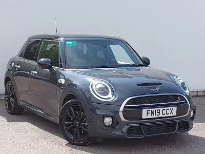 Usado Mini Cooper S Sport 192 HP (141 kW) 2019 Cinzento Citadino