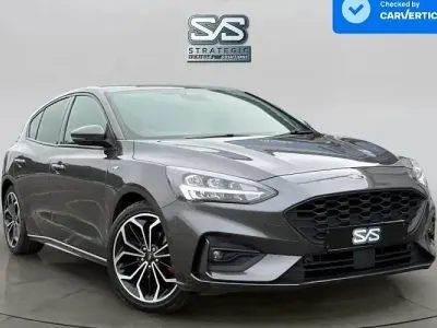 Usado Ford Focus ST-Line X 155 HP (114 kW) 2021 Cinzento Citadino
