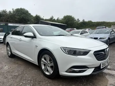 Used Vauxhall Insignia SRi 136 HP (100 kW) 2017 White Hatchback