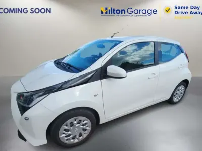 Begagnad Toyota Aygo X-play 72 HK (52 kW) 2021 Vit Halvkombi
