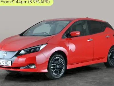 Begagnad Nissan Leaf Tekna 160 kW (218 HK) 2022 Röd Halvkombi