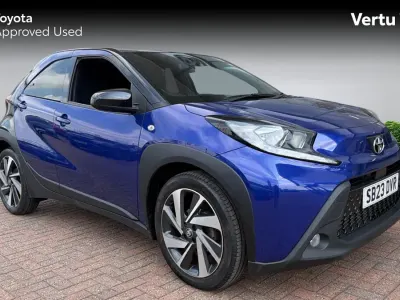 Used Toyota Aygo X 72 HP (52 kW) 2023 Juniper blue bitone (metallic paint) SUV