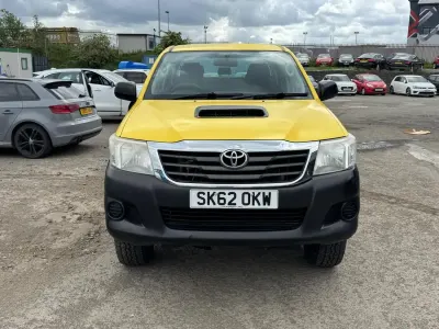 Used Toyota HiLux 144 HP (105 kW) 2012 Yellow Pickup