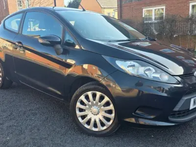 Begagnad Ford Fiesta 2012 Svart Halvkombi