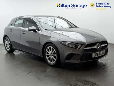 Usado Mercedes A180 Executive 136 HP (100 kW) 2019 Cinzento Citadino