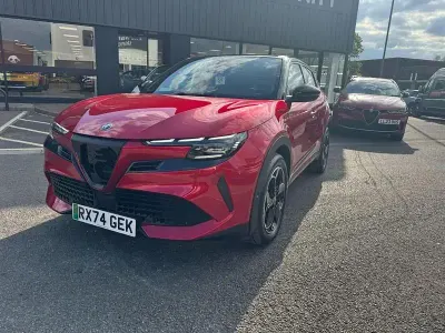 Begagnad Alfa Romeo Junior Edizione Speciale 114 kW (156 HK) 2024 Röd SUV