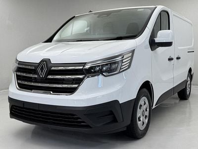 Solid glacier white New 2025 Renault Trafic MPV | £20,550 (Good price)