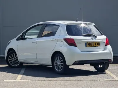 Usado Toyota Yaris Multidrive S 99 HP (72 kW) 2017 Branco Citadino