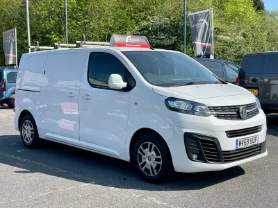 Second-hand Vauxhall Vivaro Sportive 120 CP (88 kW) 2019 Alb Monovolum