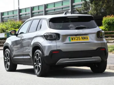 Usado Jeep Avenger EV Summit 113 kW (154 HP) 2025 Cinzento SUV