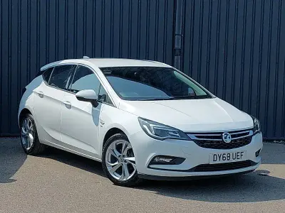 Used Vauxhall Astra SRi 150 HP (110 kW) 2018 White Hatchback
