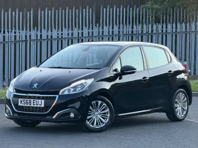 Used Peugeot 208 Signature Sky 82 HP (60 kW) 2019 Black Hatchback
