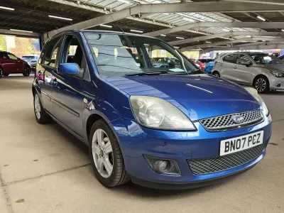 Usado Ford Fiesta Zetec 80 CV (58 kW) 2007 Azul Utilitario