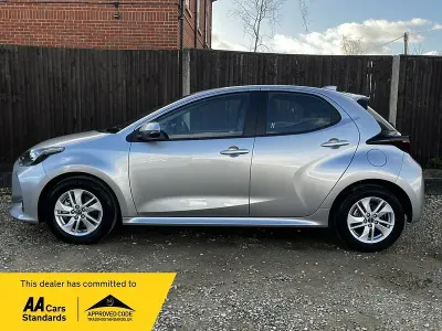 Usado Mazda 2 116 CV (85 kW) 2022 Plateado Utilitario