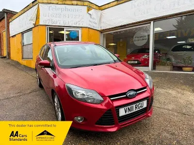 Begagnad Ford Focus Titanium 125 HK (91 kW) 2011 Röd Halvkombi