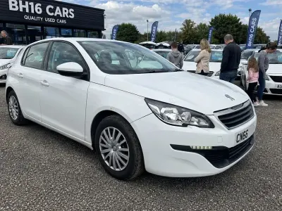 Używany Peugeot 308 Access 100 KM (73 kW) 2017 Biały Hatchback