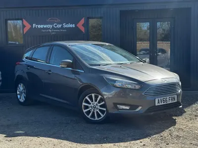 Begagnad Ford Focus Titanium 101 HK (74 kW) 2016 Grå Halvkombi