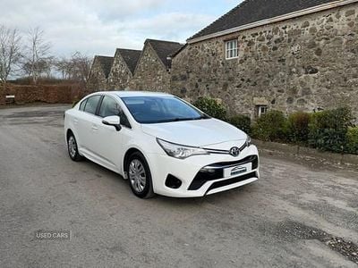 Used Toyota Avensis Active 112 HP (82 kW) 2015 White Sedan