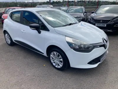 Used Renault Clio Expression 75 HP (55 kW) 2014 White Hatchback