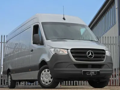 Używany Mercedes Sprinter Premium 2023 Srebrny Van