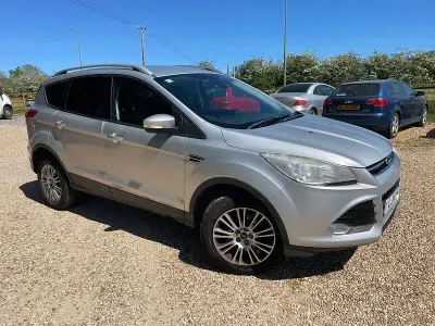 Usado Ford Kuga Titanium 140 HP (102 kW) 2014 Prateado SUV