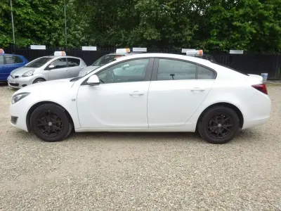 Used Vauxhall Insignia Design Edition 140 HP (102 kW) 2014 White Hatchback