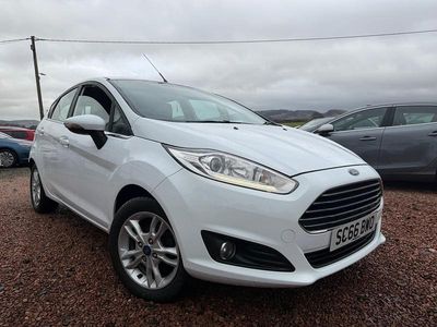 Used Ford Fiesta Zetec 75 HP (55 kW) 2016 White Hatchback