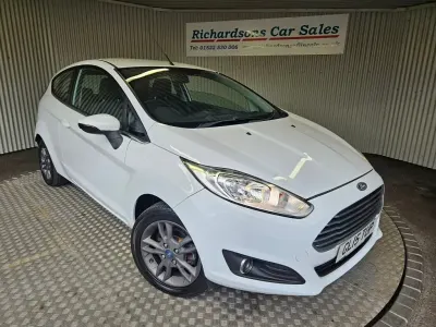 Usado Ford Fiesta Zetec 82 CV (60 kW) 2015 Blanco Utilitario