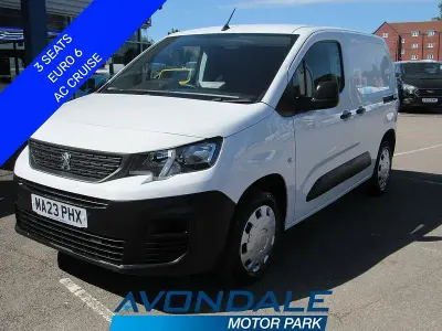 Begagnad Peugeot Partner Premium 131 HK (96 kW) 2023 Vit Minibuss