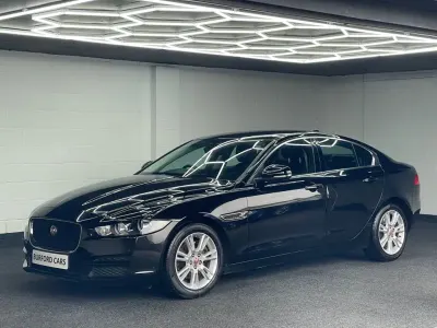 Używany Jaguar XE Prestige 180 KM (132 kW) 2017 Czarny Sedan/Limuzyna