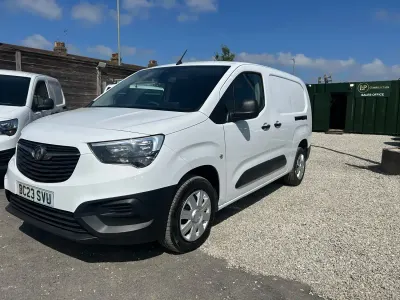 Second-hand Vauxhall Combo S 100 CP (73 kW) 2023 Alb Monovolum