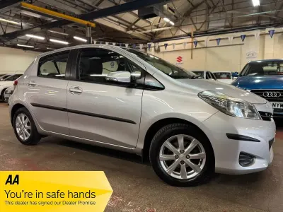 Begagnad Toyota Yaris 99 HK (72 kW) 2012 Silver Halvkombi