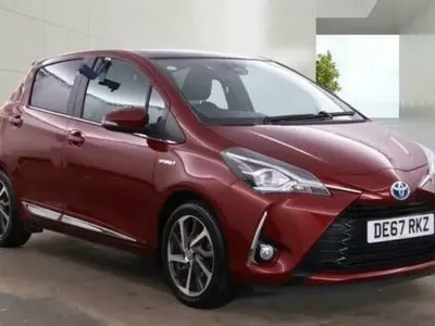 Used Toyota Yaris 100 HP (73 kW) 2017 Red Hatchback