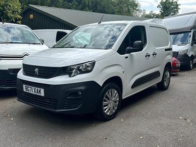 Begagnad Peugeot Partner Premium 131 HK (96 kW) 2021 Vit Minibuss