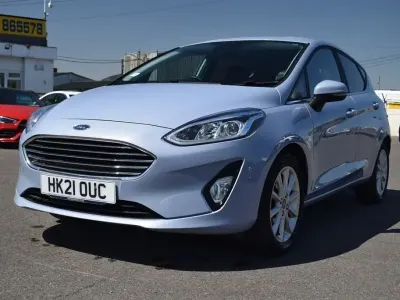 Begagnad Ford Fiesta Titanium 2021 Blå Halvkombi