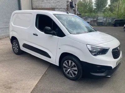 Second-hand Vauxhall Combo 100 CP (73 kW) 2021 Alb Monovolum