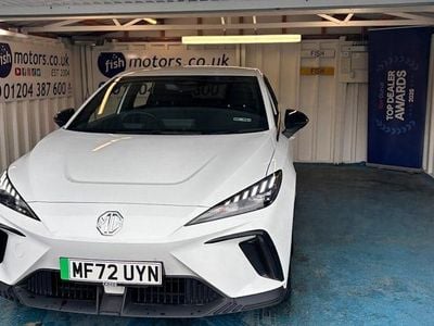 Begagnad MG MG4 EV SE 125 kW (170 HK) 2022 Vit Halvkombi