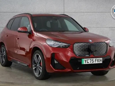 Begagnad BMW iX1 M Sport 147 kW (201 HK) 2025 Röd SUV