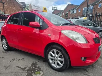 Używany Toyota Yaris SR 85 KM (62 kW) 2007 Czerwony Hatchback
