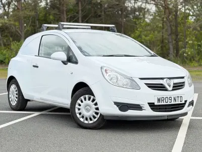 Begagnad Vauxhall Corsa 74 HK (54 kW) 2009 Vit Halvkombi