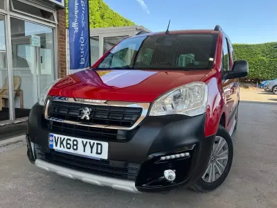 Used Peugeot TePee Outdoor 100 HP (73 kW) 2018 Ardent red MPV