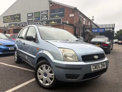 Used Ford Fusion 80 HP (58 kW) 2005 Blue Hatchback