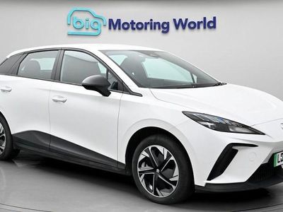 Begagnad MG MG4 EV SE 319 kW (435 HK) 2023 Vit Halvkombi
